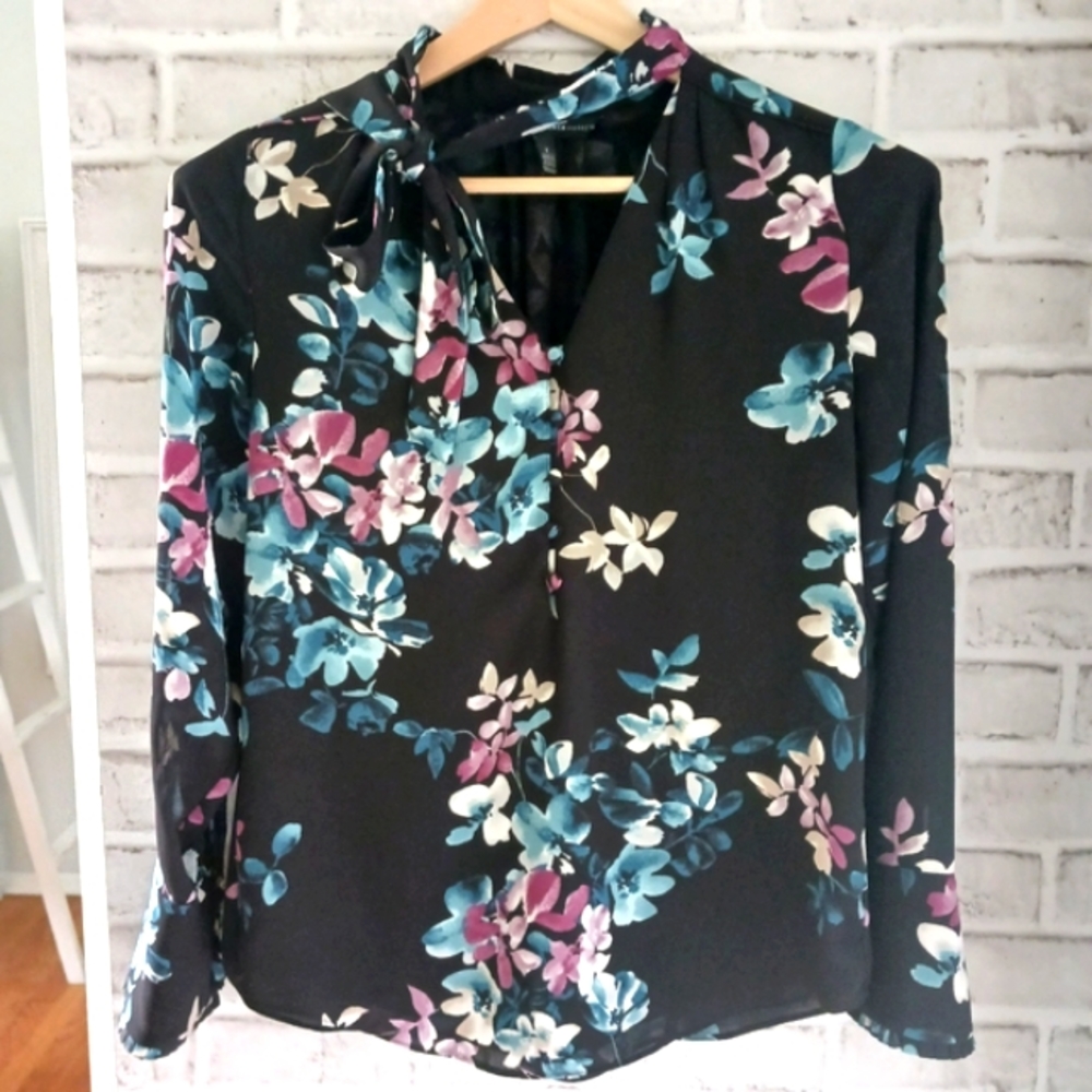 White House Black Market • Women's Long Sleeve Tie Neck Floral Tunic Blo…